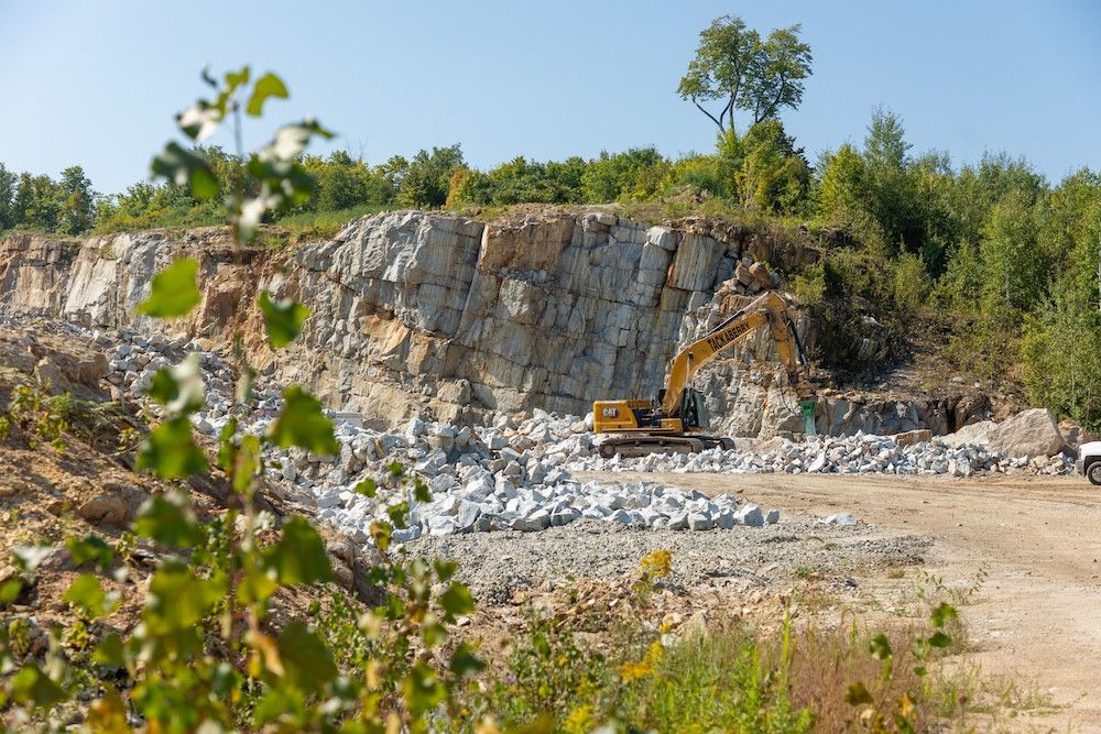 Wollastonite is a fast-weathering silicate mineral valued for its ability to remove carbon quickly and provide early, measurable results. Its high reactivity makes it ideal for pilot projects and early commercial deployment. Though more expensive per ton, it supports higher-priced, near-term carbon credits while contributing valuable field data for model calibration.